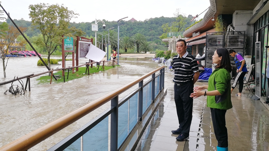 07-8月17日，程一書記在三江碼頭檢查雨后受災(zāi)情況_副本